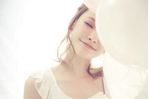 煩人的油性皮膚該怎么護(hù)理呢 煩人的油性皮膚該怎么護(hù)理呢