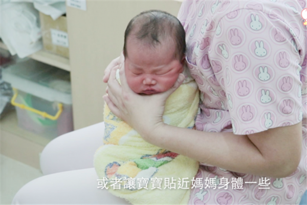 新生兒拍嗝的正確方法圖片步驟 新生兒拍嗝的正確方法圖片步驟