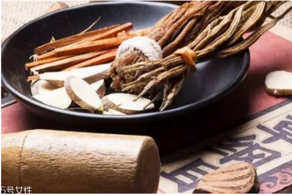 冬天泡腳用什么藥材 冬天泡腳加什么好 冬天泡腳用什么藥材 冬天泡腳加什么好