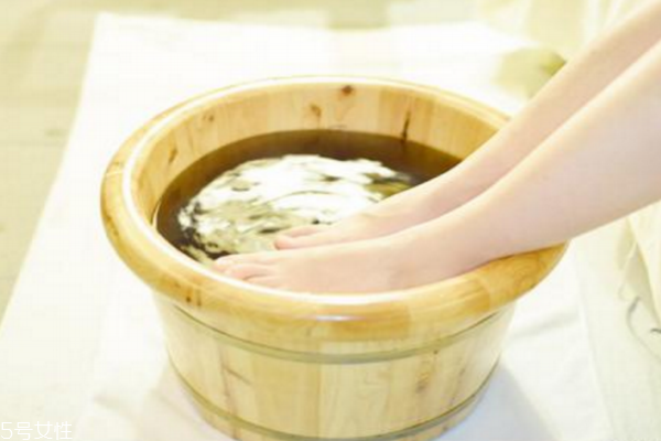 冬天泡腳用什么藥材 冬天泡腳加什么好 冬天泡腳用什么藥材 冬天泡腳加什么好