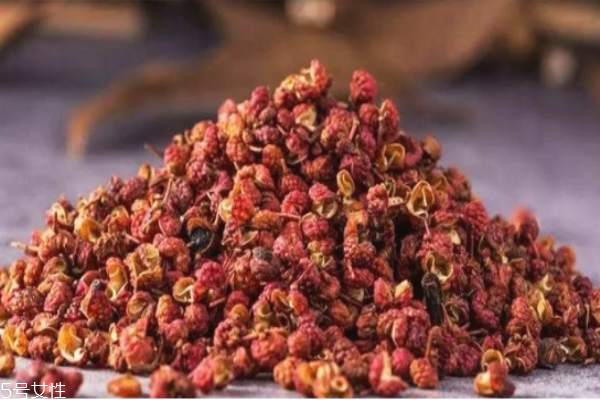 冬天泡腳用什么藥材 冬天泡腳加什么好 冬天泡腳用什么藥材 冬天泡腳加什么好