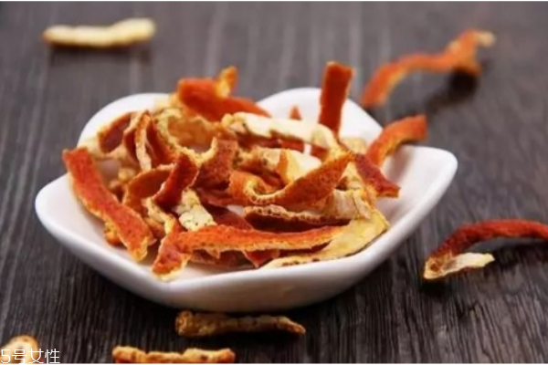 冬天泡腳用什么藥材 冬天泡腳加什么好 冬天泡腳用什么藥材 冬天泡腳加什么好