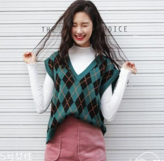 燈芯絨裙子配什么上衣 燈芯絨裙子上衣搭配圖片 燈芯絨裙子配什么上衣 燈芯絨裙子上衣搭配圖片