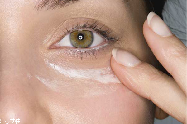 去除魚尾紋眼袋的妙方 眼霜錯誤的涂法 去除魚尾紋眼袋的妙方 眼霜錯誤的涂法