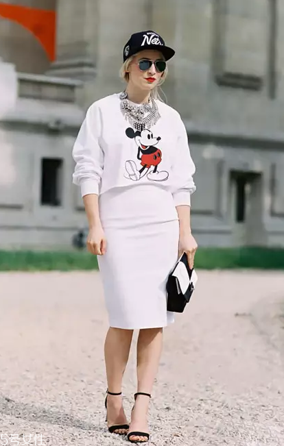 半身長(zhǎng)裙配什么上衣 半身長(zhǎng)裙上衣搭配圖片 半身長(zhǎng)裙配什么上衣 半身長(zhǎng)裙上衣搭配圖片