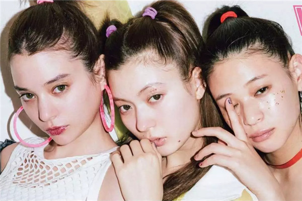 化妝亮片怎么貼 眼唇指尖閃閃惹人愛(ài) 化妝亮片怎么貼 眼唇指尖閃閃惹人愛(ài)