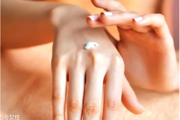 資生堂護(hù)手霜紅藍(lán)差別 資生堂護(hù)手霜紅白差別 資生堂護(hù)手霜紅藍(lán)差別 資生堂護(hù)手霜紅白差別