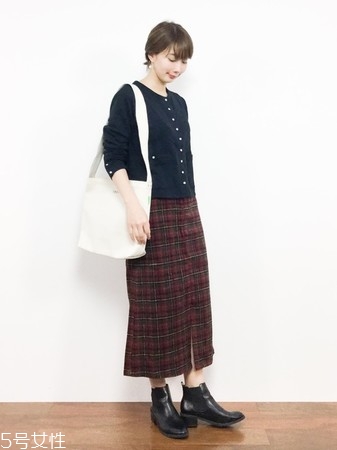 半身長(zhǎng)裙配什么上衣 半身長(zhǎng)裙上衣搭配圖片 半身長(zhǎng)裙配什么上衣 半身長(zhǎng)裙上衣搭配圖片