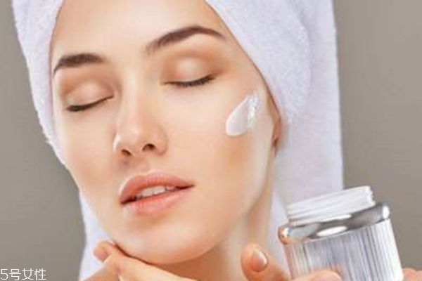 冬天油性皮膚用什么護(hù)膚品 油皮冬天用的護(hù)膚品 冬天油性皮膚用什么護(hù)膚品 油皮冬天用的護(hù)膚品