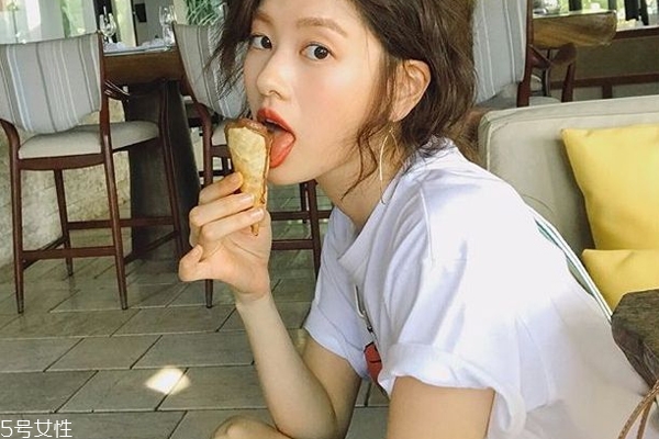 字母t恤怎么搭好看 3招不顯胖穿搭 字母t恤怎么搭好看 3招不顯胖穿搭