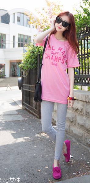 字母t恤怎么搭好看 3招不顯胖穿搭 字母t恤怎么搭好看 3招不顯胖穿搭
