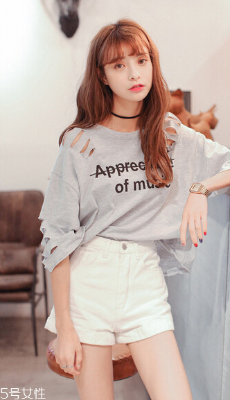 字母t恤怎么搭好看 3招不顯胖穿搭 字母t恤怎么搭好看 3招不顯胖穿搭