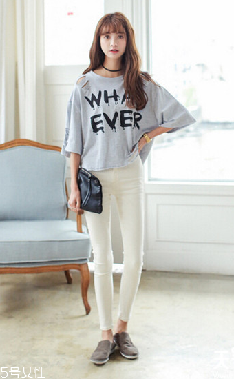 字母t恤怎么搭好看 3招不顯胖穿搭 字母t恤怎么搭好看 3招不顯胖穿搭