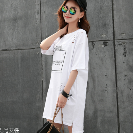 字母t恤怎么搭好看 3招不顯胖穿搭 字母t恤怎么搭好看 3招不顯胖穿搭