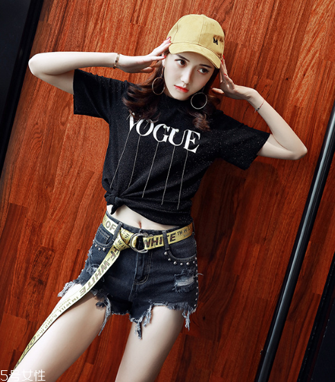 字母t恤怎么搭好看 3招不顯胖穿搭 字母t恤怎么搭好看 3招不顯胖穿搭