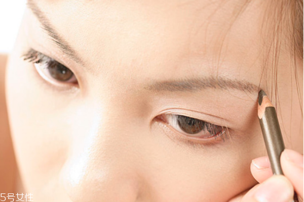 方臉適合什么眉形 挑眉更適合 方臉適合什么眉形 挑眉更適合