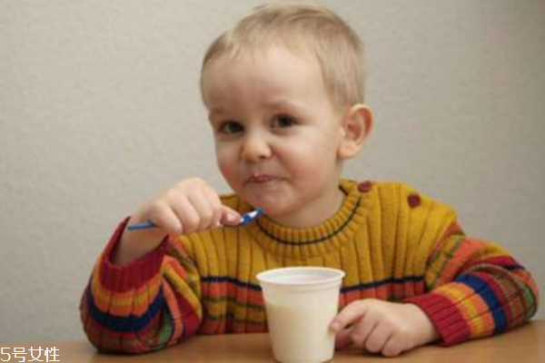 一歲的寶寶可以喝酸奶嗎 如何挑選酸奶 一歲的寶寶可以喝酸奶嗎 如何挑選酸奶