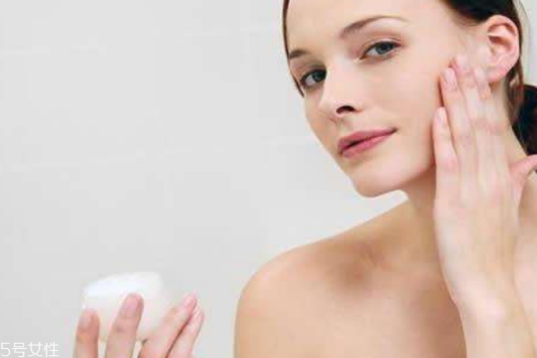 冬天卡粉怎么辦 教你如何告別卡粉 冬天卡粉怎么辦 教你如何告別卡粉