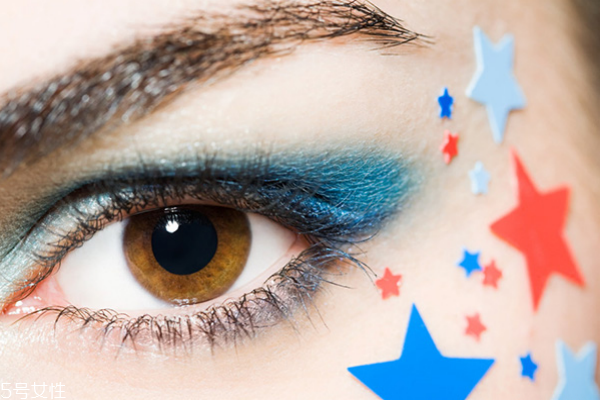 假睫毛貼在真睫毛上面還是下面 假睫毛的正確貼法 假睫毛貼在真睫毛上面還是下面 假睫毛的正確貼法