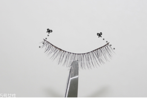 假睫毛貼在真睫毛上面還是下面 假睫毛的正確貼法 假睫毛貼在真睫毛上面還是下面 假睫毛的正確貼法