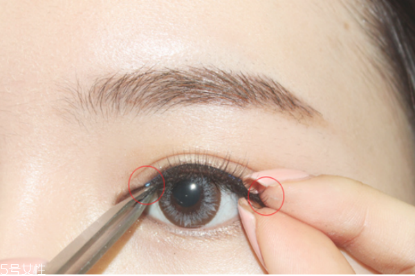 假睫毛貼在真睫毛上面還是下面 假睫毛的正確貼法 假睫毛貼在真睫毛上面還是下面 假睫毛的正確貼法