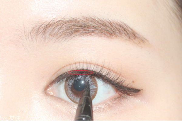 假睫毛貼在真睫毛上面還是下面 假睫毛的正確貼法 假睫毛貼在真睫毛上面還是下面 假睫毛的正確貼法