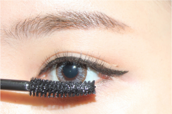 假睫毛貼在真睫毛上面還是下面 假睫毛的正確貼法 假睫毛貼在真睫毛上面還是下面 假睫毛的正確貼法
