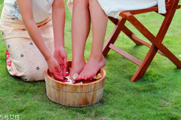 冬天腳冰涼用什么泡腳 女人冬天手腳冰涼的原因 冬天腳冰涼用什么泡腳 女人冬天手腳冰涼的原因