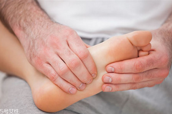 冬天腳冰涼用什么泡腳 女人冬天手腳冰涼的原因 冬天腳冰涼用什么泡腳 女人冬天手腳冰涼的原因
