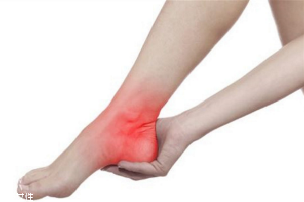 冬天腳冰涼用什么泡腳 女人冬天手腳冰涼的原因 冬天腳冰涼用什么泡腳 女人冬天手腳冰涼的原因