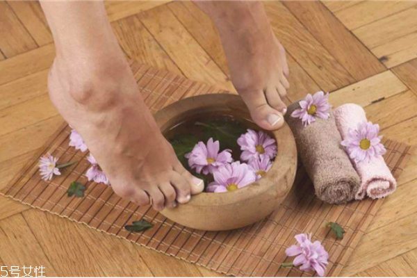 冬天腳冰涼出汗是什么原因 腳冰涼的常見原因 冬天腳冰涼出汗是什么原因 腳冰涼的常見原因