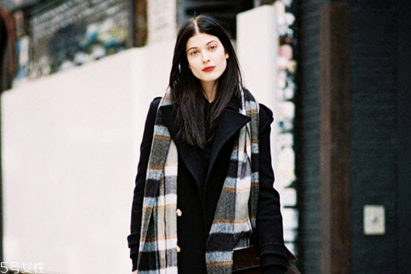 冬季圍巾怎么搭配衣服 冬季圍巾搭配圖片 冬季圍巾怎么搭配衣服 冬季圍巾搭配圖片