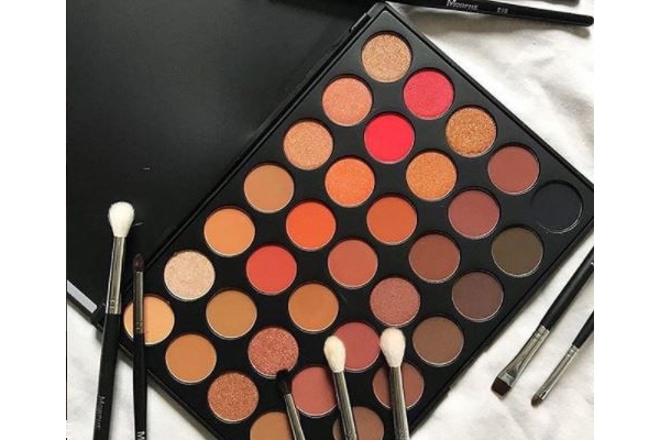 韓國最近流行的眼影盤點(diǎn) 韓妞必?cái)⊙塾氨P 韓國最近流行的眼影盤點(diǎn) 韓妞必?cái)⊙塾氨P