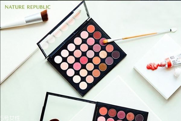 韓國最近流行的眼影盤點(diǎn) 韓妞必?cái)⊙塾氨P 韓國最近流行的眼影盤點(diǎn) 韓妞必?cái)⊙塾氨P