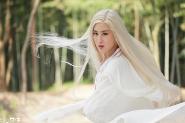 中醫(yī)治療白發(fā)有偏方 健康養(yǎng)生小常識 中醫(yī)治療白發(fā)有偏方 健康養(yǎng)生小常識