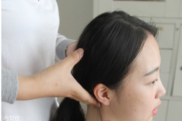 中醫(yī)治療白發(fā)有偏方 健康養(yǎng)生小常識 中醫(yī)治療白發(fā)有偏方 健康養(yǎng)生小常識