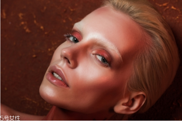 pony酒紅色妝容教程 秋冬桃紅眼妝教程 pony酒紅色妝容教程 秋冬桃紅眼妝教程