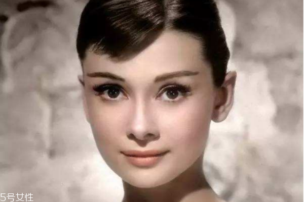 赫本妝容畫(huà)法 教你如何畫(huà)赫本妝 赫本妝容畫(huà)法 教你如何畫(huà)赫本妝