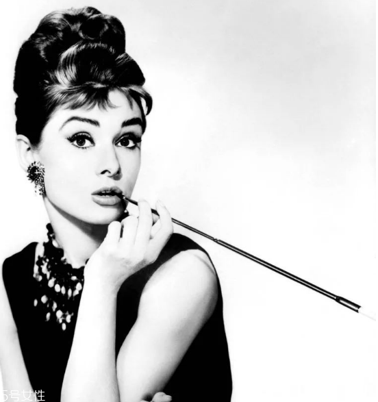 赫本妝容畫(huà)法 教你如何畫(huà)赫本妝 赫本妝容畫(huà)法 教你如何畫(huà)赫本妝