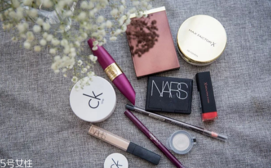 赫本妝容畫(huà)法 教你如何畫(huà)赫本妝 赫本妝容畫(huà)法 教你如何畫(huà)赫本妝