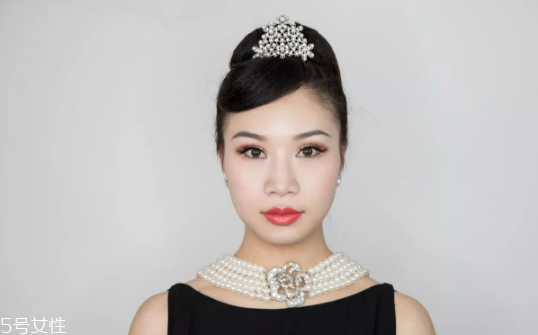 赫本妝容畫(huà)法 教你如何畫(huà)赫本妝 赫本妝容畫(huà)法 教你如何畫(huà)赫本妝