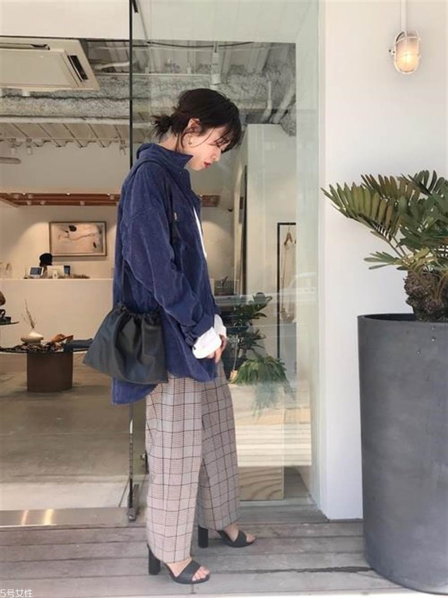 燈芯絨衣服怎么搭配圖片 7種單品打造秋冬最潮穿搭 燈芯絨衣服怎么搭配圖片 7種單品打造秋冬最潮穿搭