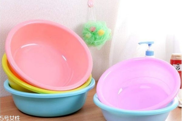 洗臉盆水垢如何去除 洗臉盆水垢的清理辦法 洗臉盆水垢如何去除 洗臉盆水垢的清理辦法