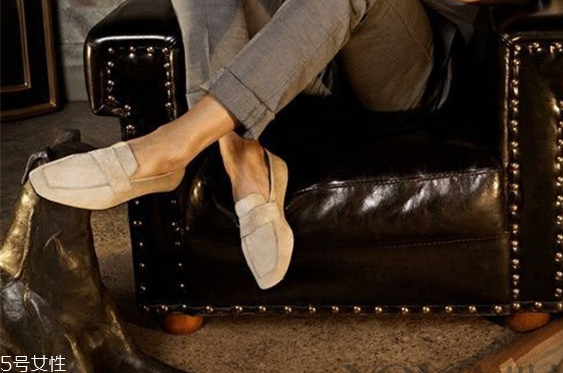 樂福鞋怎么搭配衣服 3種樂福鞋搭配指南 樂福鞋怎么搭配衣服 3種樂福鞋搭配指南