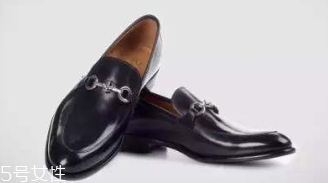 樂福鞋怎么搭配衣服 3種樂福鞋搭配指南 樂福鞋怎么搭配衣服 3種樂福鞋搭配指南