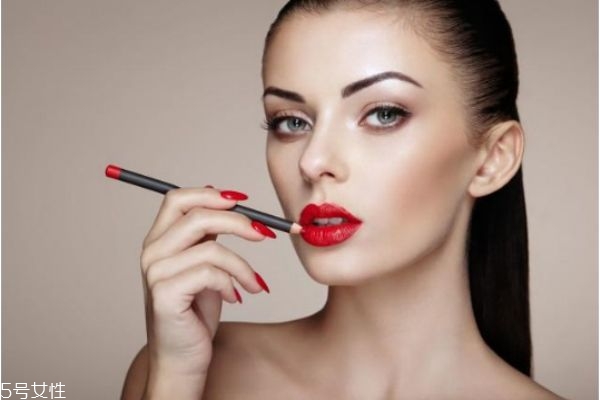 正紅色口紅配什么腮紅 正紅色口紅平價(jià)推薦 正紅色口紅配什么腮紅 正紅色口紅平價(jià)推薦