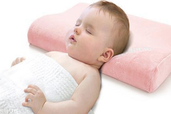 嬰兒不枕枕頭的危害 媽媽必須要知道 嬰兒不枕枕頭的危害 媽媽必須要知道