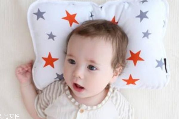 嬰兒不枕枕頭的危害 媽媽必須要知道 嬰兒不枕枕頭的危害 媽媽必須要知道