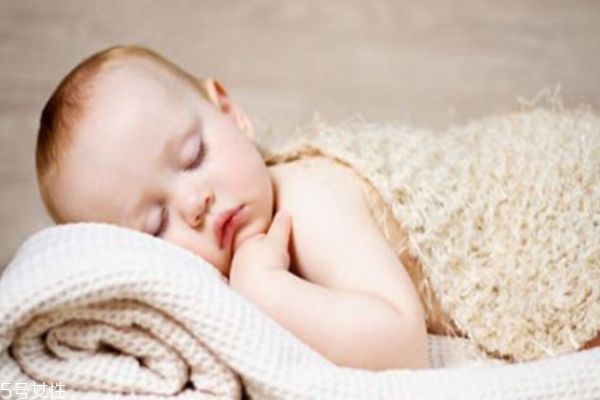 寶寶怎么睡頭型才好看 睡出好頭型 寶寶怎么睡頭型才好看 睡出好頭型