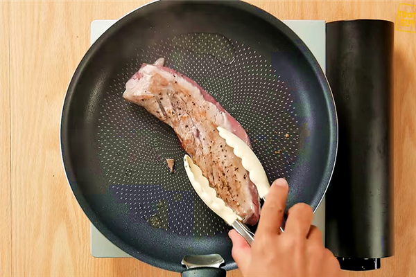 威靈頓豬排的做法 比威靈頓牛排更好吃 威靈頓豬排的做法 比威靈頓牛排更好吃